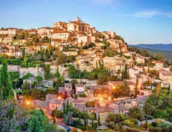 À 2h30 de Lyon, ce village perché est sacré plus beau du monde loin des foules