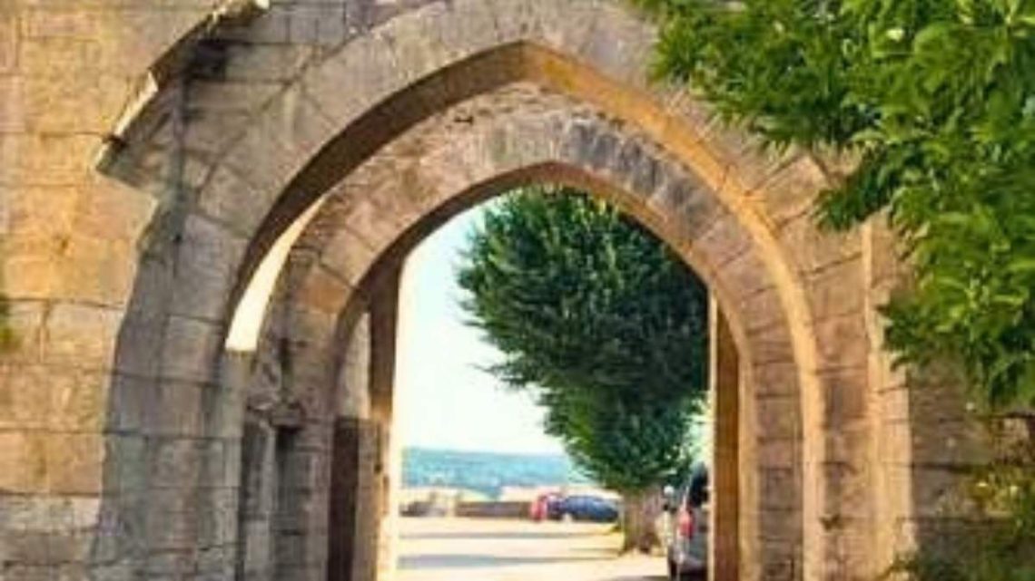 Ce village de Bourgogne médiéval à 1h15 de Dijon rejoint les Plus Beaux Villages de France