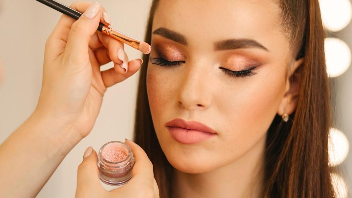 Les sprays fixateurs qui garantissent un maquillage parfait du matin au soir en 2026