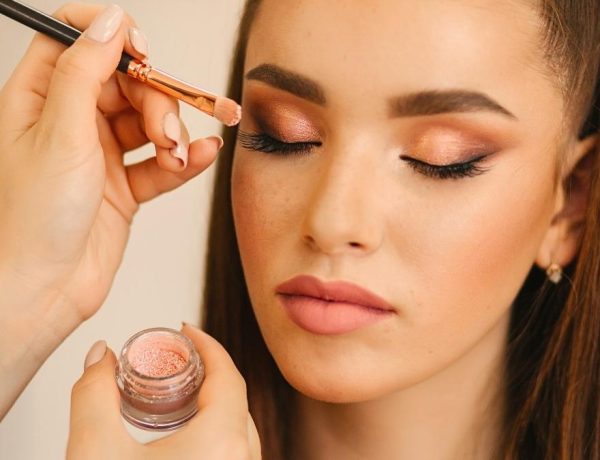 Les sprays fixateurs qui garantissent un maquillage parfait du matin au soir en 2026