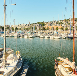 vue de deux bâteaux en mer. Une activité à faire aux Manoirs de Tourgéville