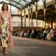 FreshMagazine - Dries Van Noten printemps-été 2027 réinvente le glamour hollywoodien au Carreau du Temple