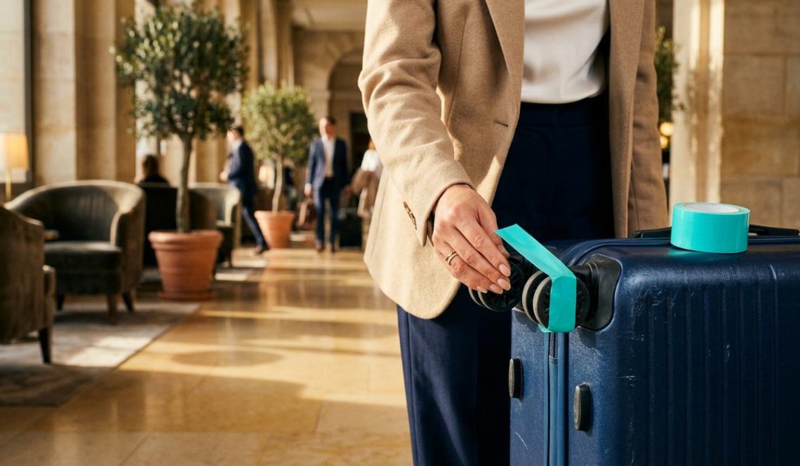 FreshMagazine - Ruban adhésif sur les roulettes de valise : les pros confirment que ça protège la saleté, pas la perte