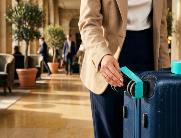 FreshMagazine - Ruban adhésif sur les roulettes de valise : les pros confirment que ça protège la saleté, pas la perte