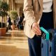 FreshMagazine - Ruban adhésif sur les roulettes de valise : les pros confirment que ça protège la saleté, pas la perte