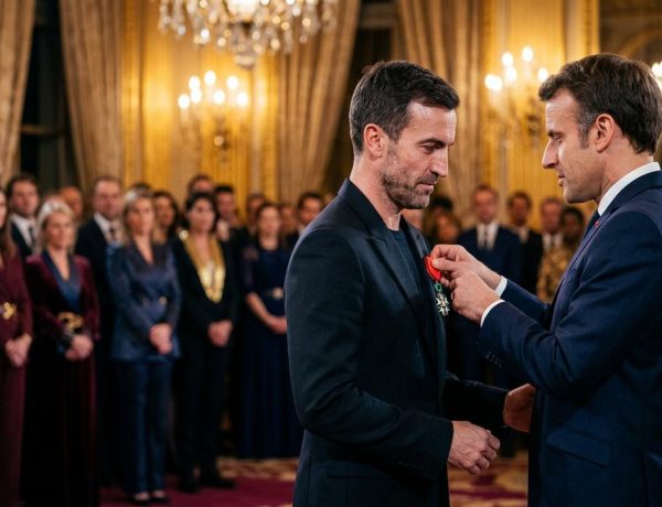 FreshMagazine - Nicolas Ghesquière décoré chevalier de la Légion d'honneur à l'Élysée par Emmanuel Macron