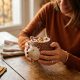 FreshMagazine - À 5,99€, ce mug hérisson Maisons du Monde en grès est la pièce déco la plus réconfortante de l'automne