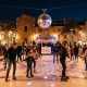 FreshMagParis - À Saint-Tropez, on troque les patins à glace contre des rollers sous une boule à facettes, place du XVe Corps, dès le 5 décembre