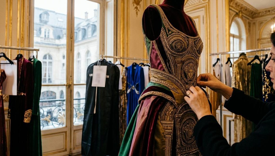FreshMagParis - Pieter Mulier signe ses premiers pas chez Versace en janvier 2027, onze ans après le dernier défilé couture de la maison à Paris
