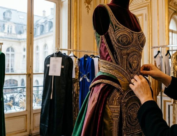 FreshMagParis - Pieter Mulier signe ses premiers pas chez Versace en janvier 2027, onze ans après le dernier défilé couture de la maison à Paris