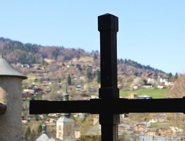 À Saint-Gervais-les-Bains, cette station au pied du Mont-Blanc se savoure en octobre entre thermes à 39 °C et tables savoyardes