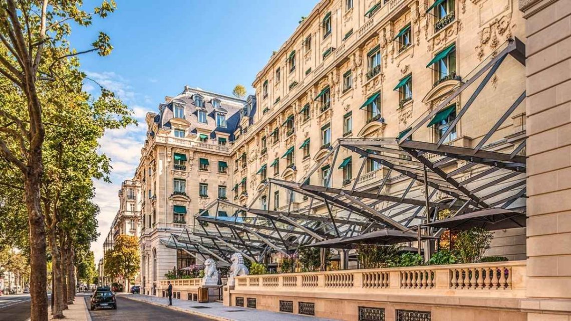 Au Peninsula Paris, ce palace parisien se pare de rose tout octobre pour Ruban Rose