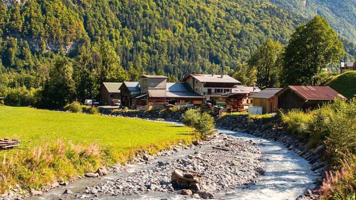 Ce village haut-savoyard cerné de falaises prend ses plus belles couleurs en automne