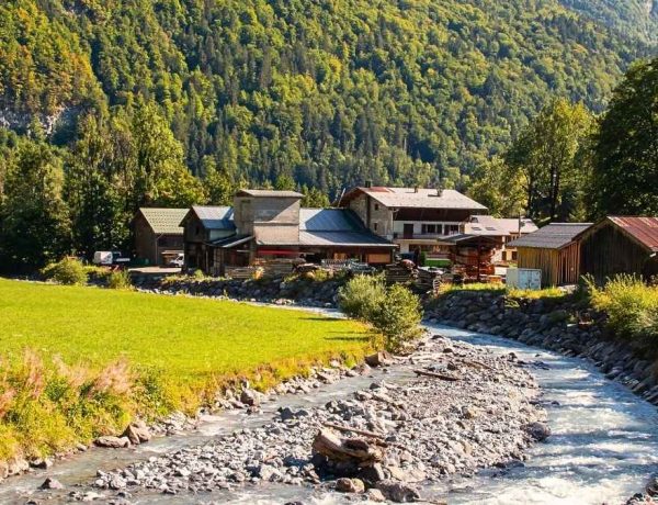 Ce village haut-savoyard cerné de falaises prend ses plus belles couleurs en automne