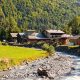 Ce village haut-savoyard cerné de falaises prend ses plus belles couleurs en automne