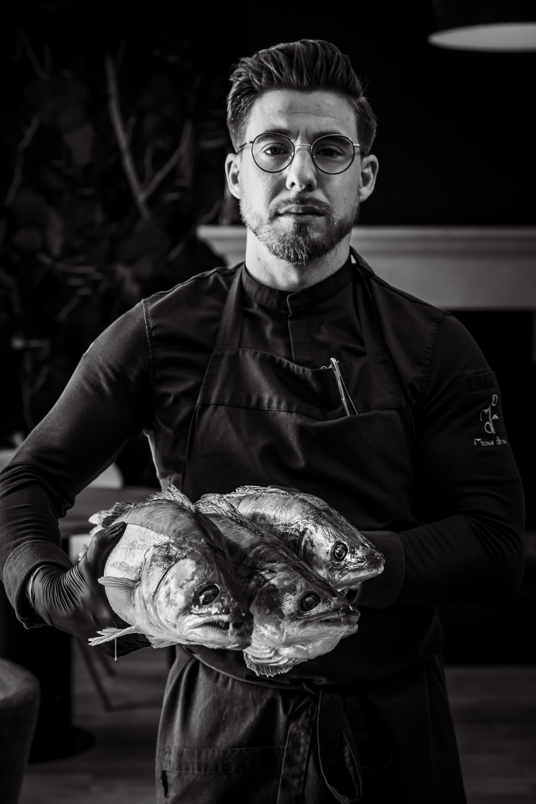 Chef Mathieu Pérou tenant des poissons