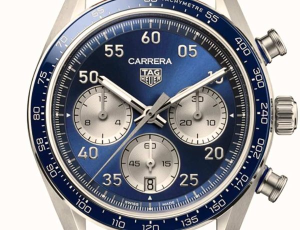 Deux millimètres en moins au poignet changent tout, la Carrera Sport de TAG Heuer s'affine à 42 mm et passe du circuit à la ville