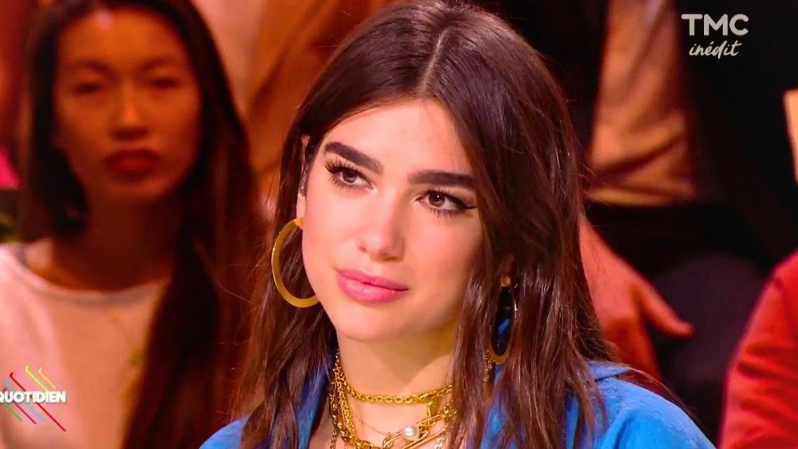Entre robe Chanel à houppes et talons à plumes Prada, Dua Lipa transforme le Festival de littérature de Londres en podium