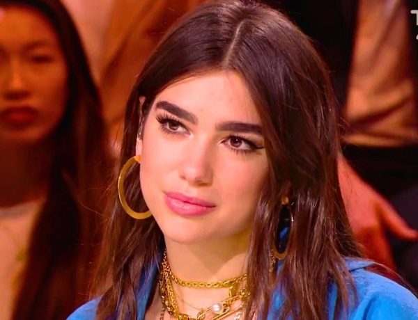 Entre robe Chanel à houppes et talons à plumes Prada, Dua Lipa transforme le Festival de littérature de Londres en podium
