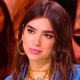 Entre robe Chanel à houppes et talons à plumes Prada, Dua Lipa transforme le Festival de littérature de Londres en podium