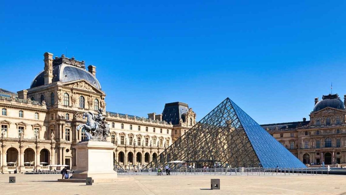 James Chinlund, l'artiste qui transforme la Cour Carrée du Louvre pour Louis Vuitton