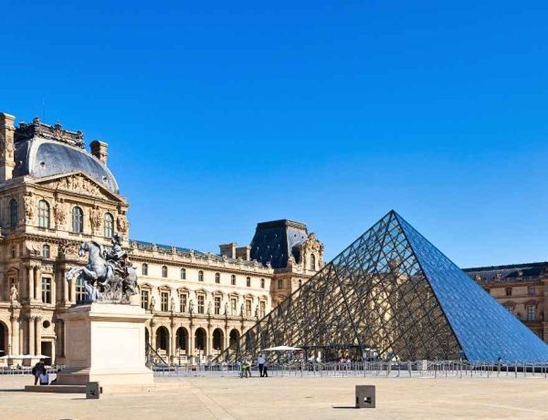 James Chinlund, l'artiste qui transforme la Cour Carrée du Louvre pour Louis Vuitton