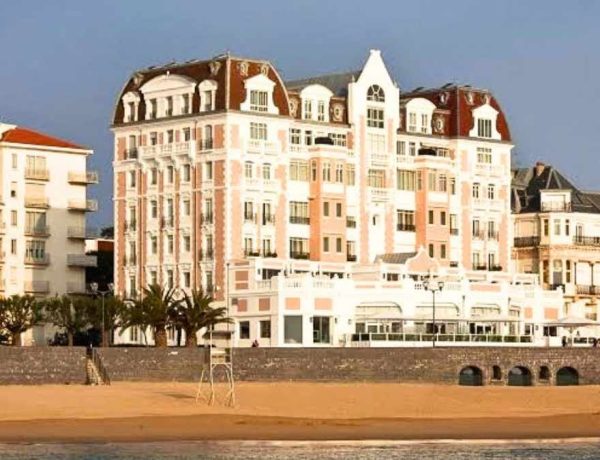 Le Grand Hôtel de Saint-Jean-de-Luz propose ses cures thalasso d'automne dès 800 € dans son spa rénové