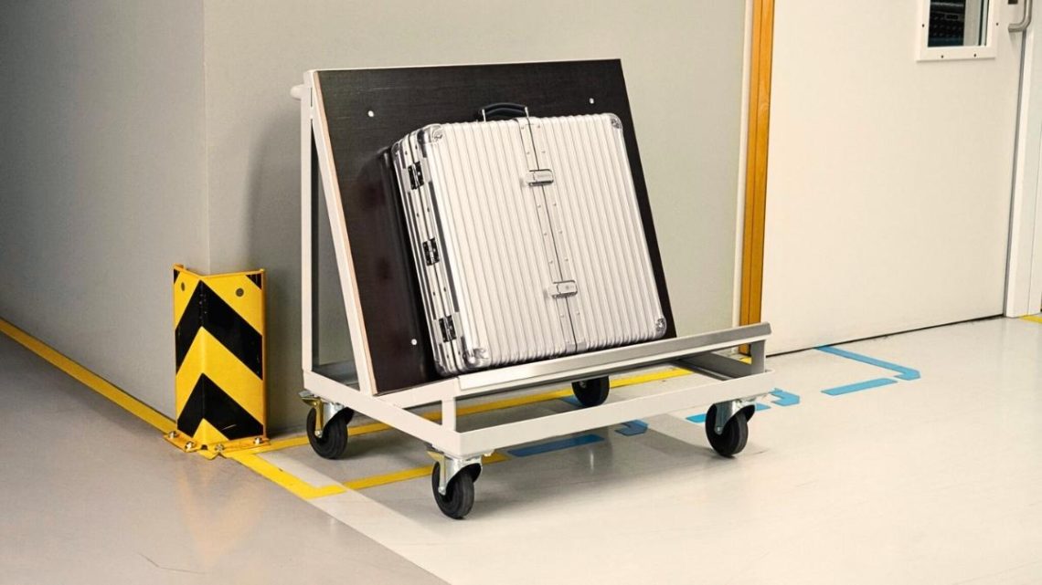 RIMOWA vend une valise à 5 500 euros qui ne voyage plus, et c'est le geste le plus précis de la Maison