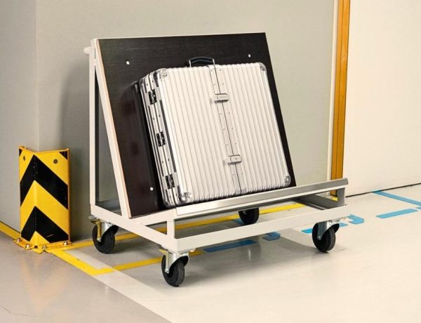 RIMOWA vend une valise à 5 500 euros qui ne voyage plus, et c'est le geste le plus précis de la Maison