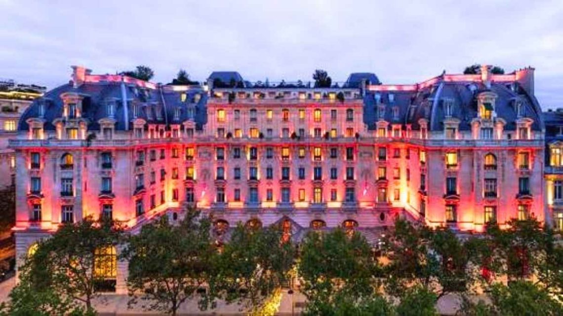 The Peninsula Paris illumine octobre en rose avec art floral et gastronomie solidaire