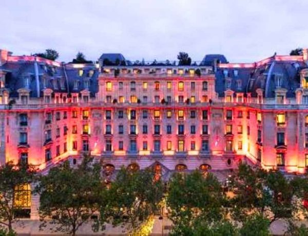 The Peninsula Paris illumine octobre en rose avec art floral et gastronomie solidaire
