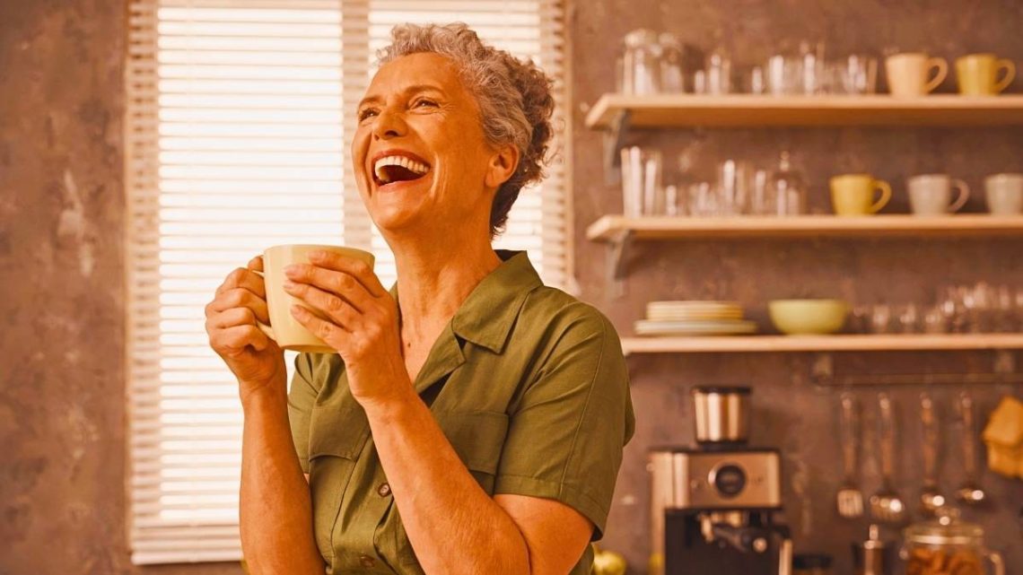 Les coiffeurs appellent ça un "phénomène" : le color melting séduit les femmes de 50 ans qui assument leurs cheveux gris