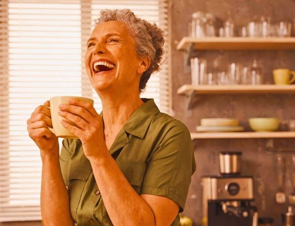 Les coiffeurs appellent ça un "phénomène" : le color melting séduit les femmes de 50 ans qui assument leurs cheveux gris